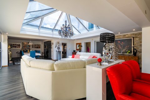 Sala de estar luminosa fotografada pela Dekoser